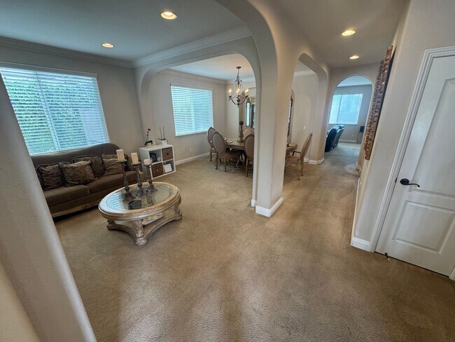 Foto del edificio - 5 Bed / 3.5 Bath | Elk Grove Single Family...