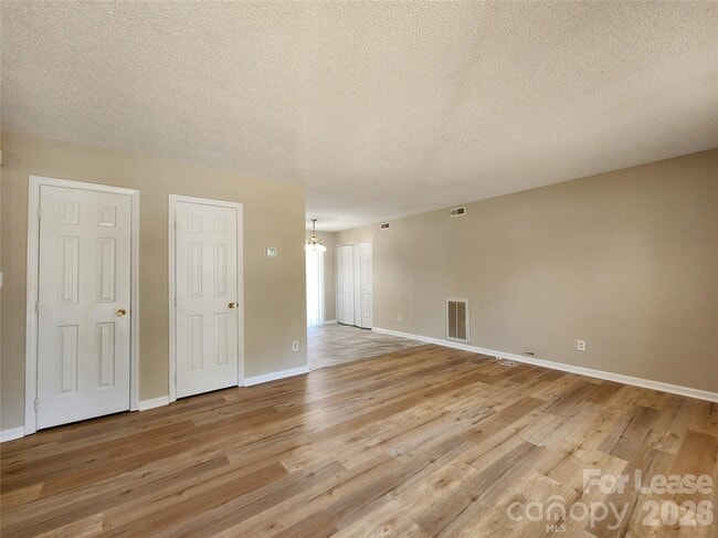 Foto del edificio - 6227 Mayridge Dr