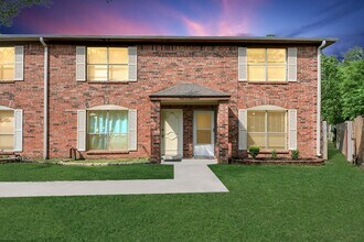 Building Photo - 2207 Bauer Dr