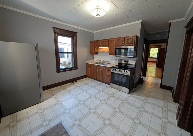 Building Photo - Beautiful 4 BR - Cohoes Available NOW!