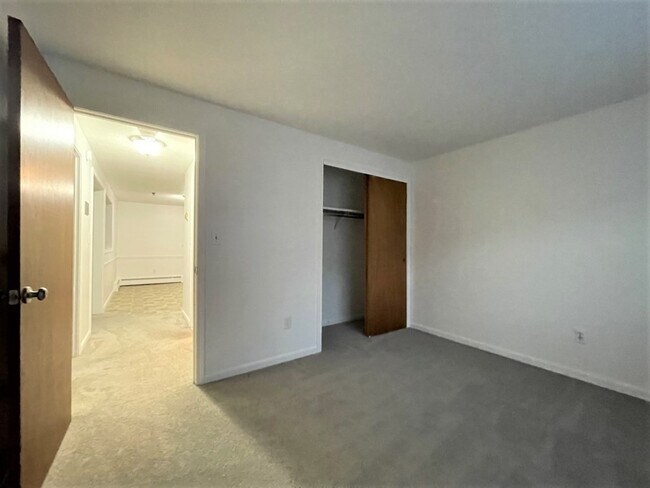 Building Photo - 805 Haverhill St