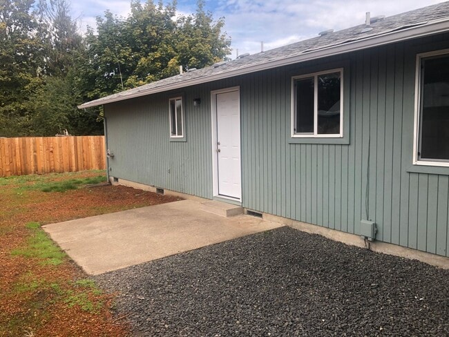 Building Photo - 3 bedroom, 1 bath house in Springfield!