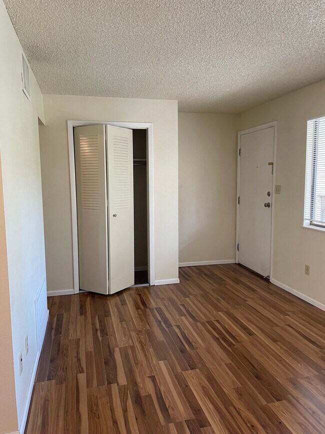 Building Photo - 1 bed/1 bath apartment close to CSU, bike ...