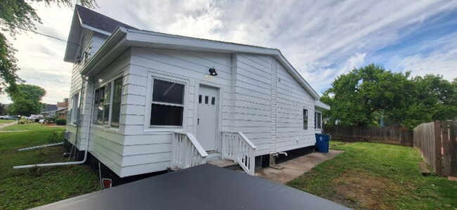 Building Photo - 584 Broadway St