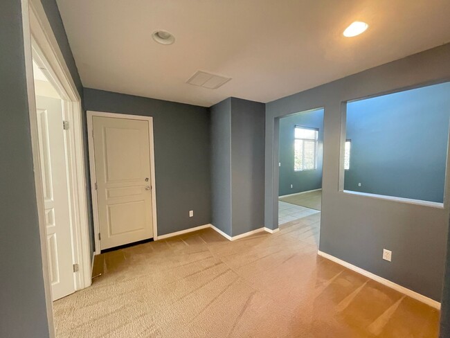 Building Photo - 5 Bedroom 3 Bath Single Family Home In Des...