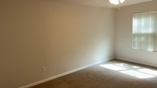 Building Photo - Beautiful 3-bedroom, 2.5-bathroom home in ...