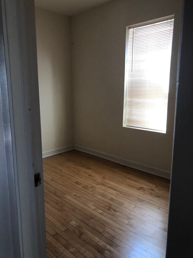 Foto del edificio - 1029 N Wood St