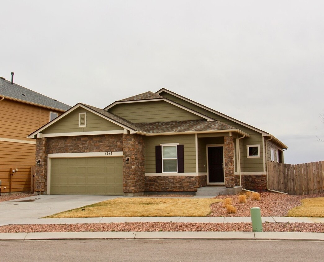 6 Bed/3 Bath Rancher Close to to the North Side Hospitals - 6 Bed/3 Bath Rancher Close to to the North Side Hospitals