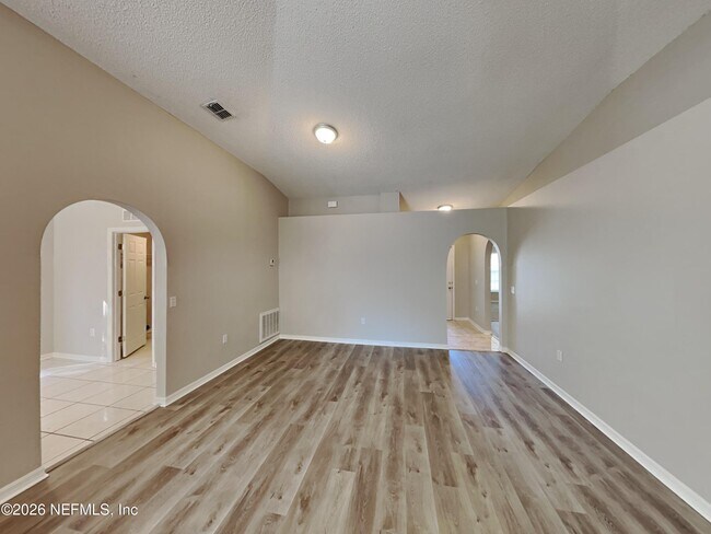 Foto del edificio - 7354 High Bluff Rd N