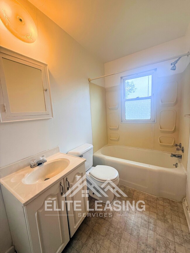 Foto del edificio - 1 Bedroom Duplex Near Washburn University!