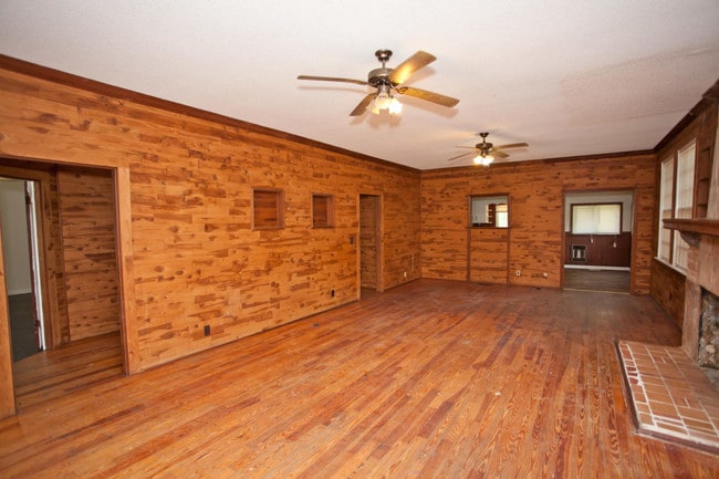 Building Photo - 1823 Jenkins Rd