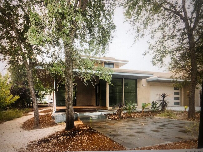 Foto del edificio - 540 S Cloverdale Blvd