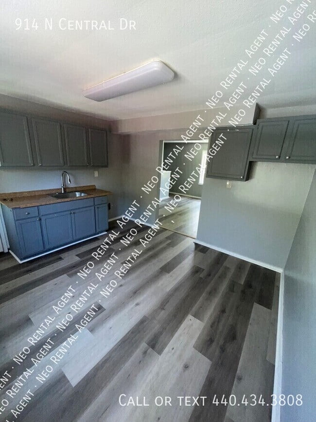 Building Photo - 914 N Central Dr