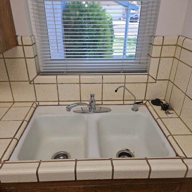 Building Photo - Charming 3 Bedroom, 2 Bath Home w/Large Ba...