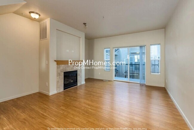 Building Photo - 2 Bedroom Townhome In-between Hillsboro & ...