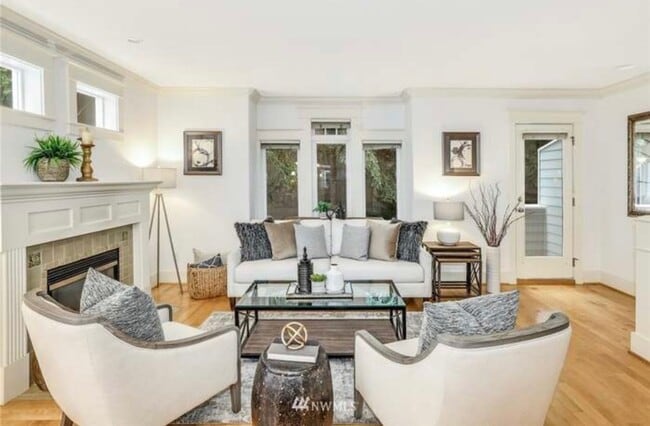 Building Photo - Welcome Home 3 bd Townhome - Close to Volu...