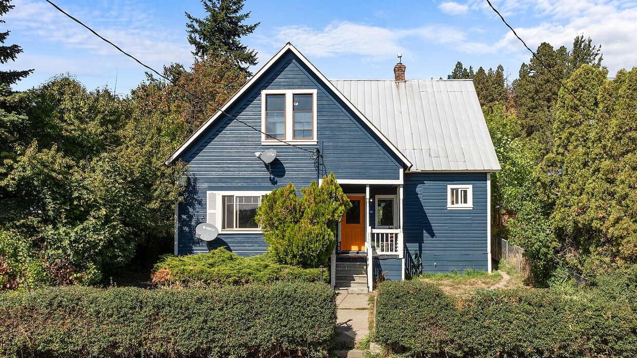 Primary Photo - Inviting 3 Bed, 1 Bath Home in Roslyn, Whe...
