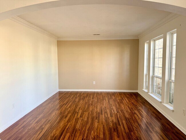 Foto del edificio - 5 bed 3 bath Single Family Home in VB