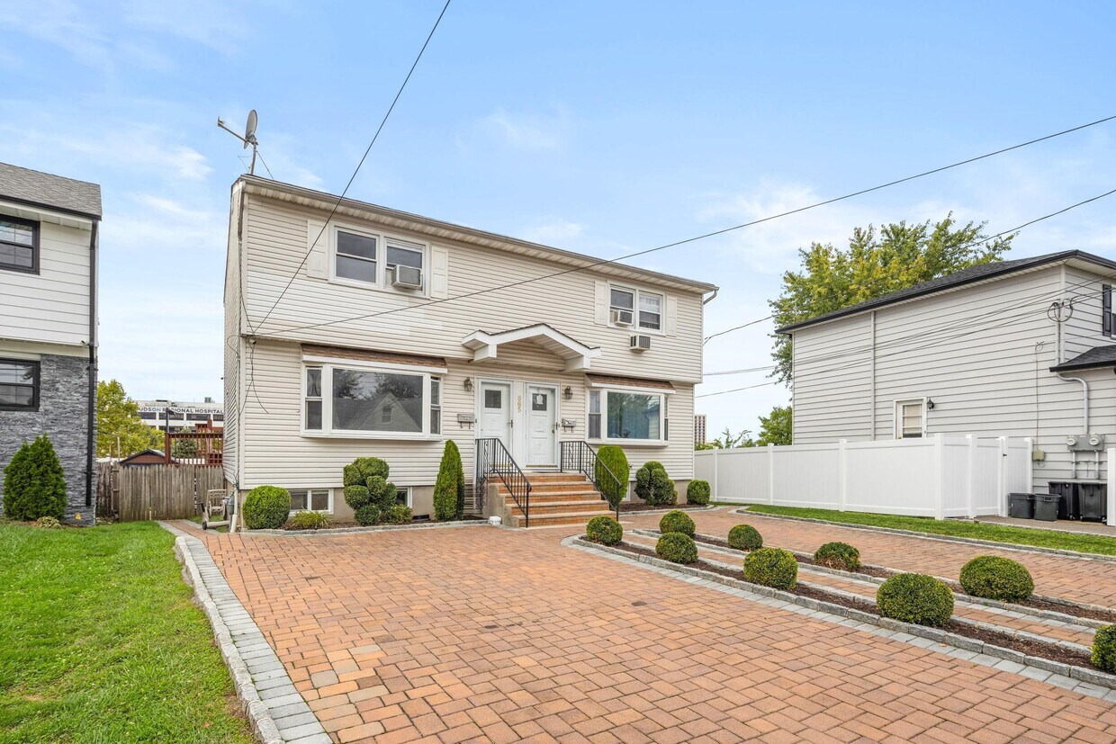 Primary Photo - 665 9th St