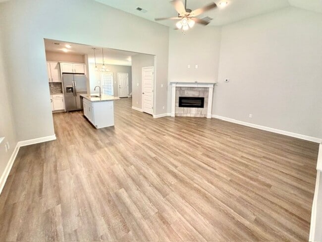 Building Photo - 305 Azalea Dr