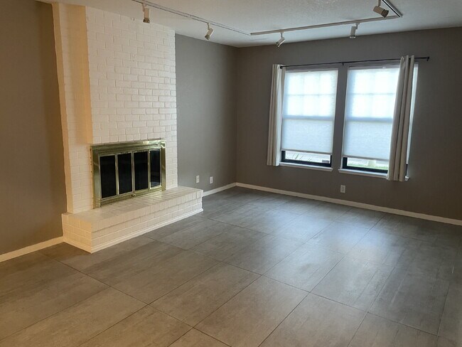 Building Photo - North Davis Living at its best!