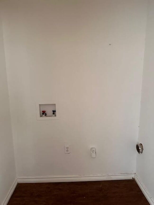 Building Photo - 111 Lindenwood Ln W