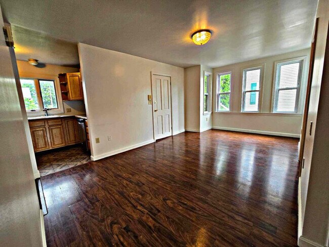 Building Photo - 654 Woodman St