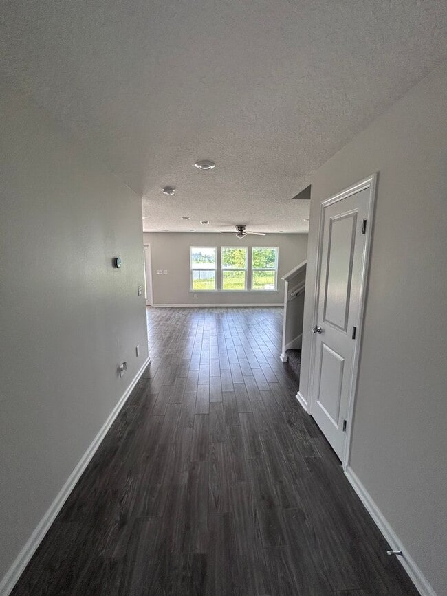 Building Photo - Beautiful 5 Bed 3 Bath in the desired Bannon Lakes Communiity