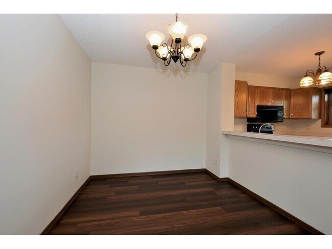 Foto del edificio - 425 Shelard Pkwy