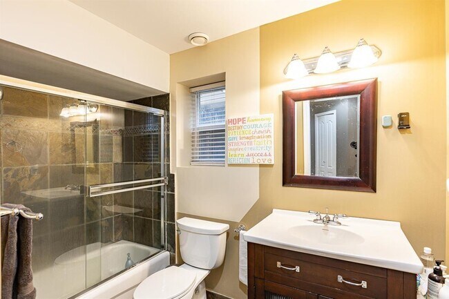 Photo du bâtiment - 6878-198B 198b St