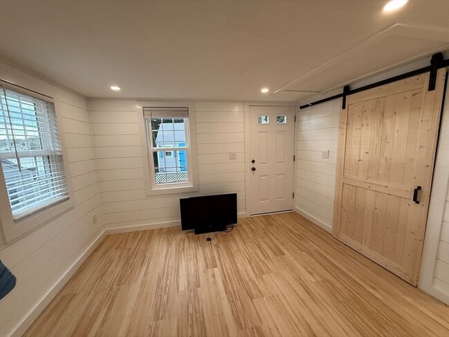 Foto del edificio - 68 Post N Rail Ave