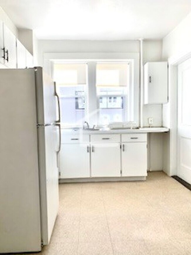 Building Photo - 5/1 NO FEE! 2BR on a quiet street near Fen...