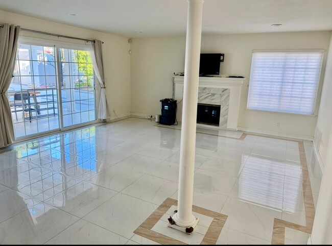 Foto del edificio - 1038 Regal Canyon Dr