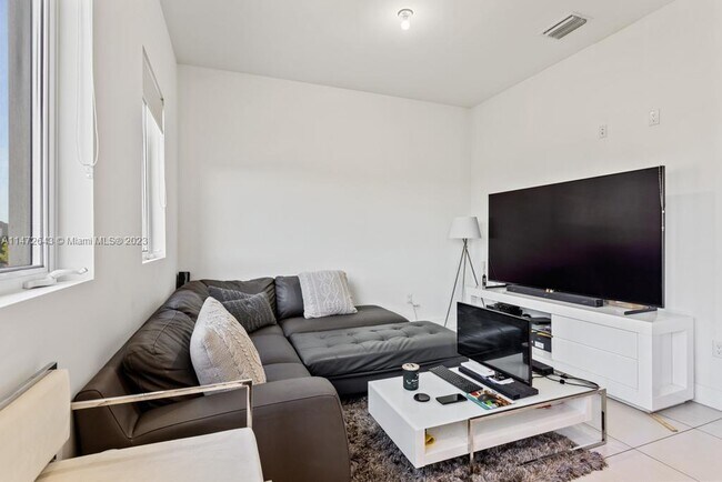 Foto del edificio - 9187 NW 33rd St