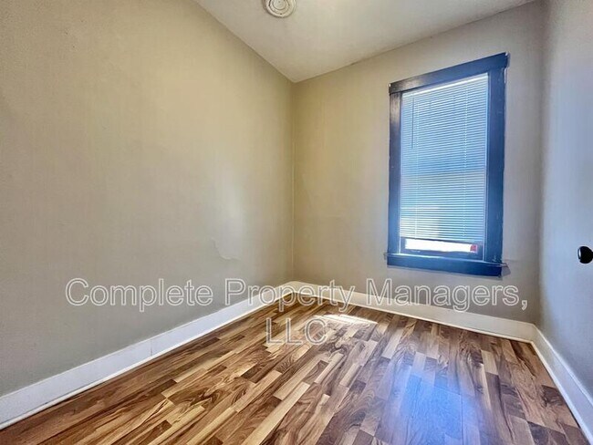 Foto del edificio - 326 E Washington St