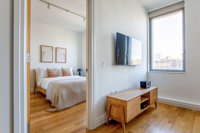 Building Photo - 550 W 54th St