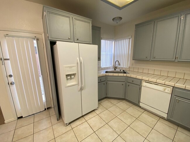 Building Photo - Beautiful 3 Bedrooms in Granite Hills