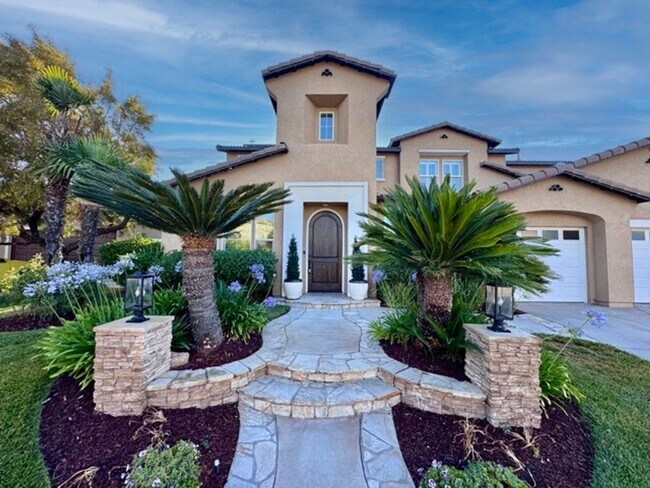 Building Photo - Stunning 5 bedroom Pool home located in th...