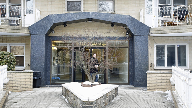 Entrada - 483 Ocean Parkway