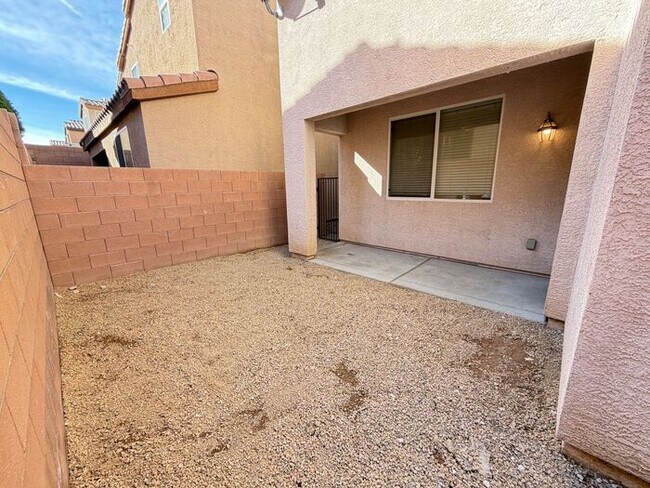 Foto del edificio - First Show: The first open showing is on Wed 3/25 at 4pm. Please be prompt. We will be processing...