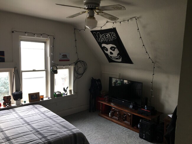 Upstairs Small Bedroom - 483 Poplar St