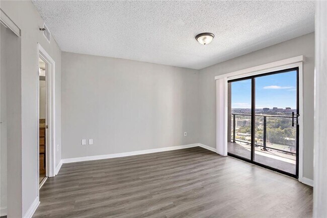 Foto del edificio - 1280 W Peachtree St NW