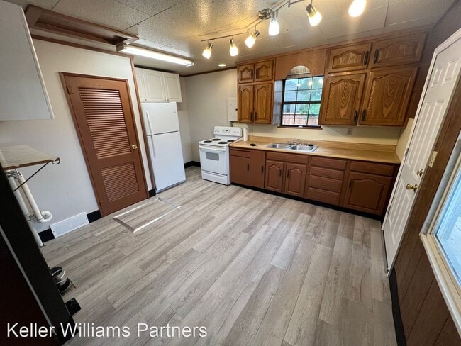 Building Photo - 3 br, 1 bath House - 2146 S Corona Ave