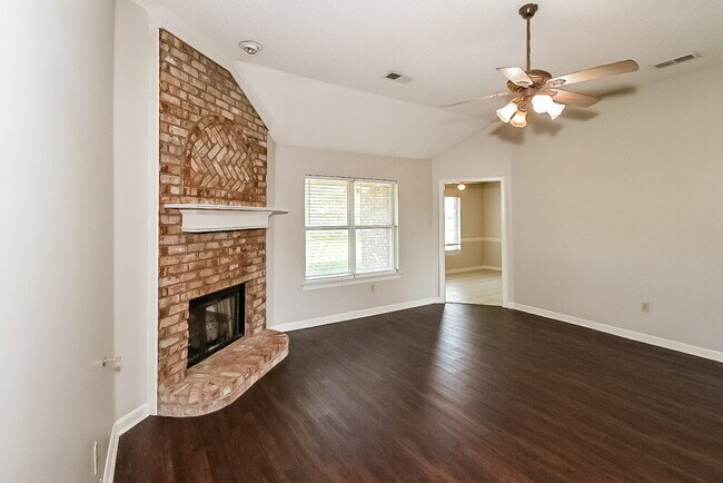 Foto del edificio - 5631 Eagleston Dr
