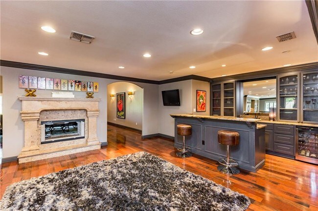 Building Photo - 5242 Greenbriar Dr