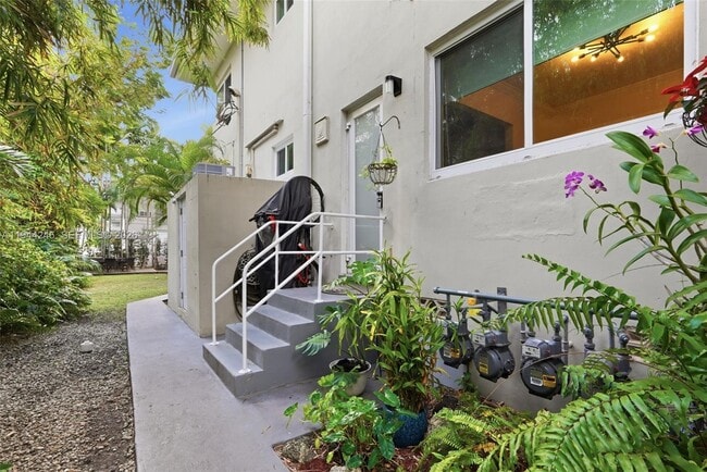 Building Photo - 9881 W Bay Harbor Dr