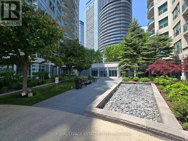 Photo du bâtiment - 600 Queens Quay W