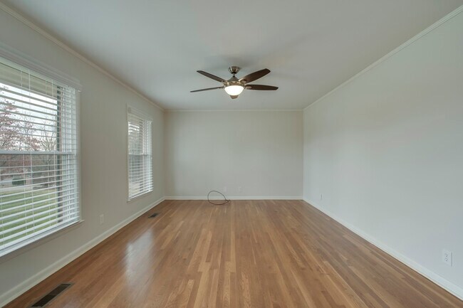 Building Photo - 709 Lakeview Dr