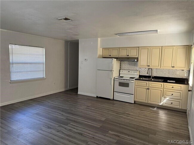 Foto del edificio - 6358 S Suncoast Blvd