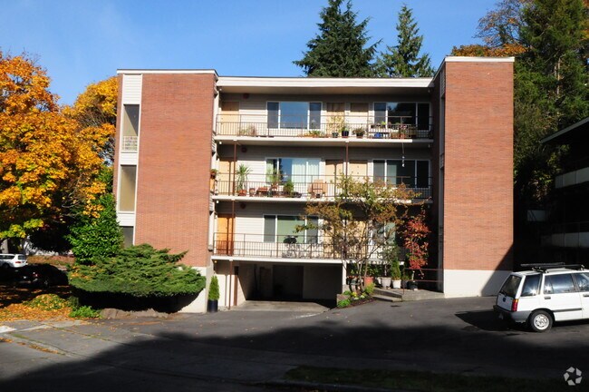 Building Photo - 3300 York Rd S